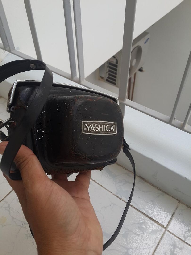 Xác máy chụp phim YASHICA.